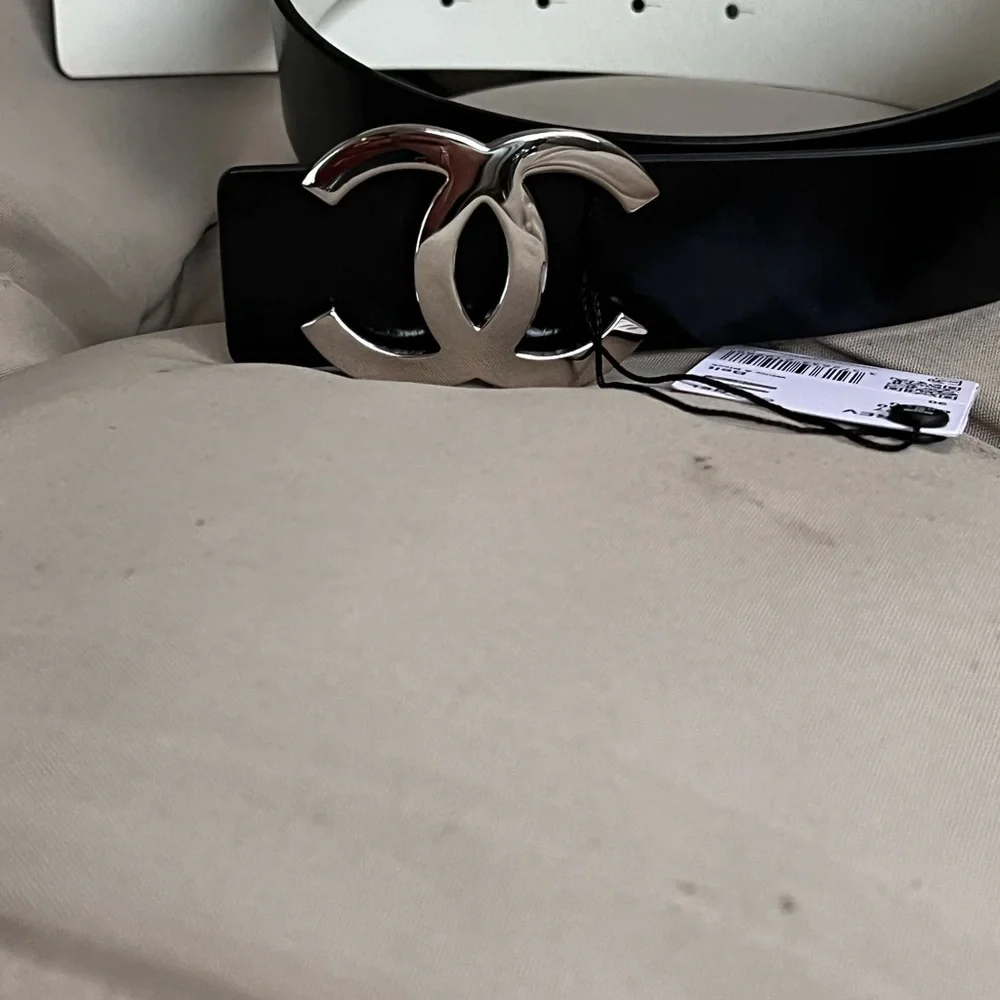 CHANEL ❤️‍🔥❤️‍🔥NEW CC LOGO REVERSIBLE BLACK AND WHITE LEATHER BELT Size 75